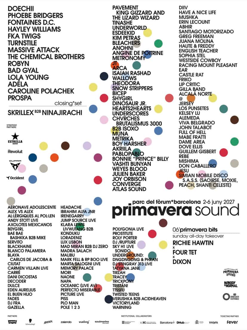Afiche oficial del cartel de Primavera Sound Barcelona 2027, del 2 al 6 de junio en el Parc del Fòrum: los nombres en letras negras sobre fondo blanco con círculos de colores, con Doechii, Phoebe Bridgers y Fontaines D.C. en la primera línea