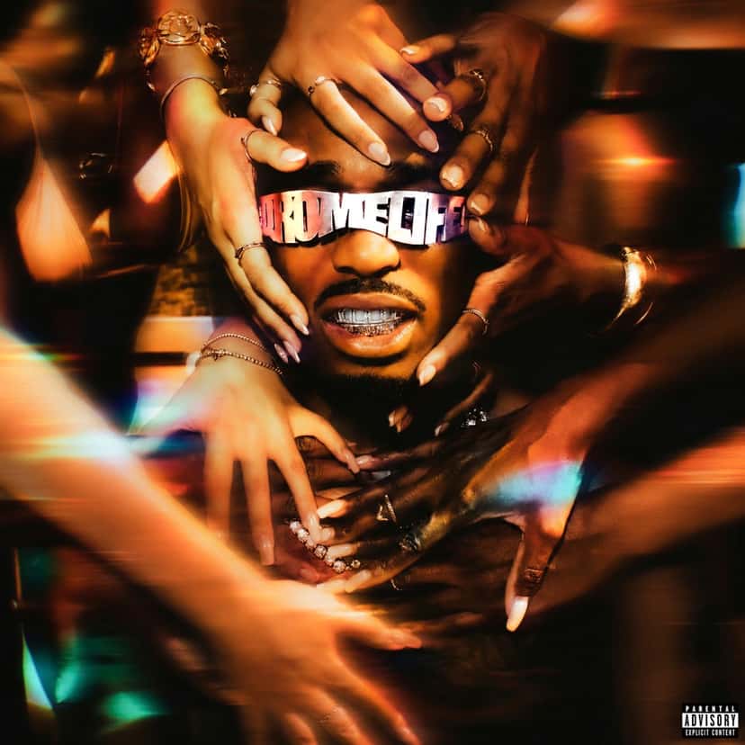 Portada del single Trance de Quavo: su cara con los anteojos QRÖMELIFE rodeada de varias manos con anillos y uñas largas, en tonos dorados