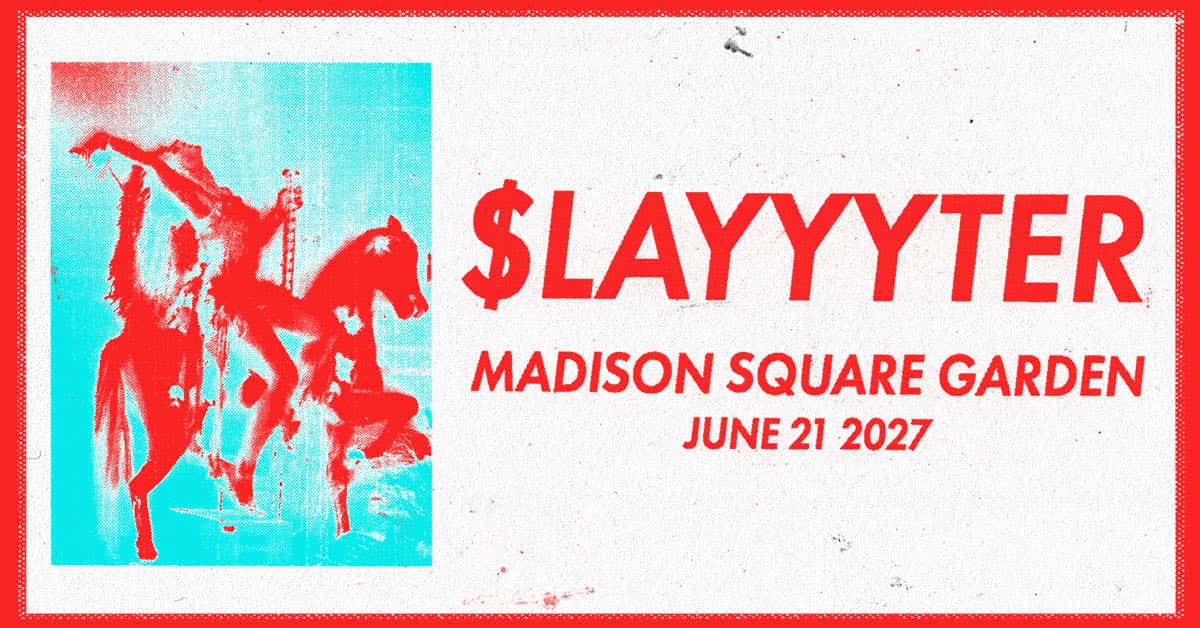 Afiche oficial del show de Slayyyter en el Madison Square Garden: a la izquierda, una foto en rojo y celeste de una figura sobre un caballo de calesita; a la derecha, en letras rojas sobre fondo blanco, "$LAYYYTER", "Madison Square Garden" y "June 21 2027"