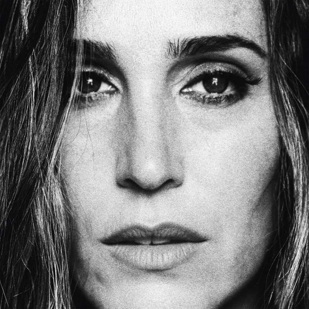 Portada de «Vale la pena»: primer plano en blanco y negro del rostro de Soledad, con el pelo suelto sobre la cara y la mirada fija a cámara