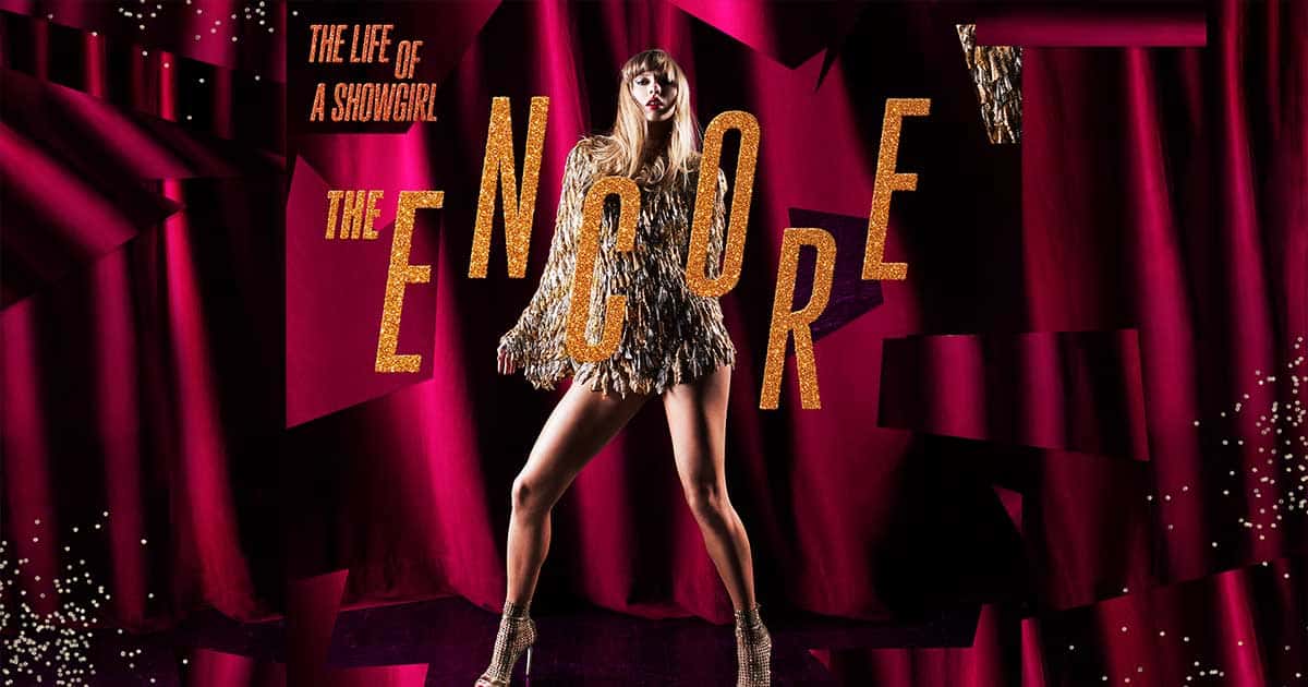 Imagen oficial de "The Life of a Showgirl: The Encore": Taylor Swift de pie sobre un escenario, con un vestido corto de flecos dorados y plateados y sandalias brillantes, frente a telones fucsia, con el título en letras doradas con brillos