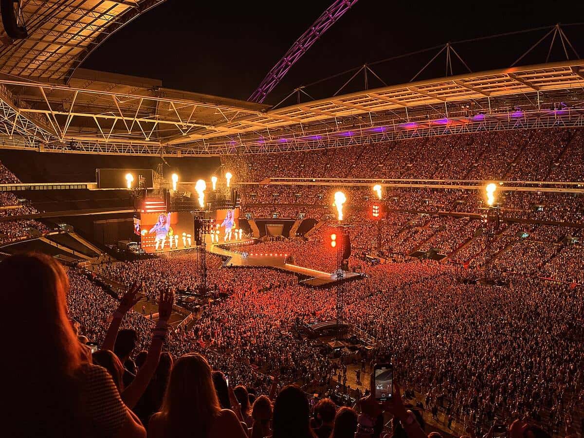 El estadio de Wembley, en Londres, repleto durante un show del Eras Tour de Taylor Swift en agosto de 2024, con la cantante en las pantallas gigantes y columnas de fuego sobre el escenario (foto de archivo)