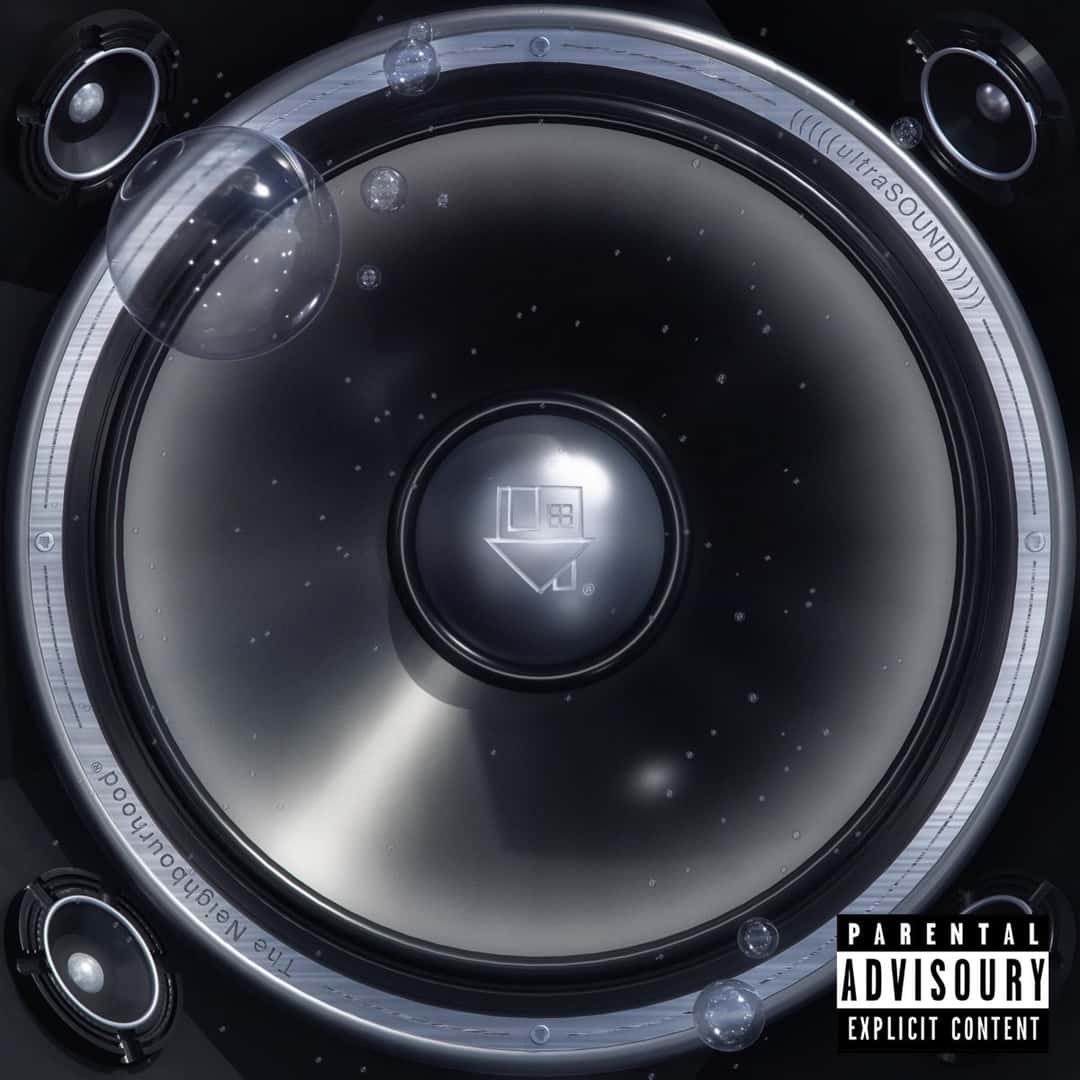 Portada oficial de «(((((ultraSOUND)))))», de The Neighbourhood: un parlante plateado gigante con el logo de la banda en el centro, rodeado de parlantes más chicos y burbujas sobre un fondo negro con estrellas