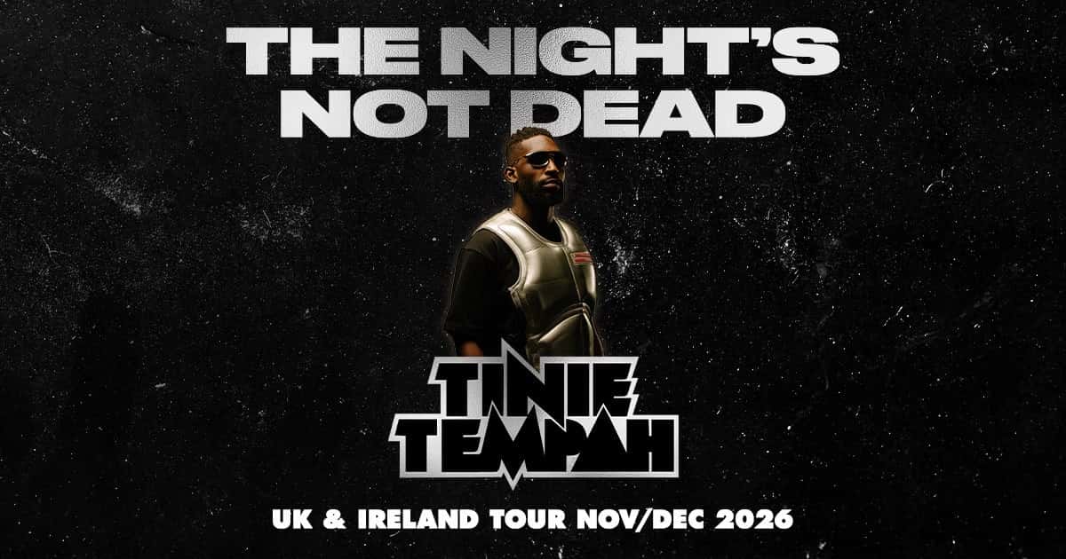 Afiche oficial de la gira The Night's Not Dead: Tinie Tempah, con anteojos de sol oscuros, remera negra y un chaleco plateado acolchado, posa serio sobre un fondo negro con textura de polvo y rayones, con el título THE NIGHT'S NOT DEAD en letras plateadas arriba, su logo en el centro y la leyenda UK & IRELAND TOUR NOV/DEC 2026 abajo