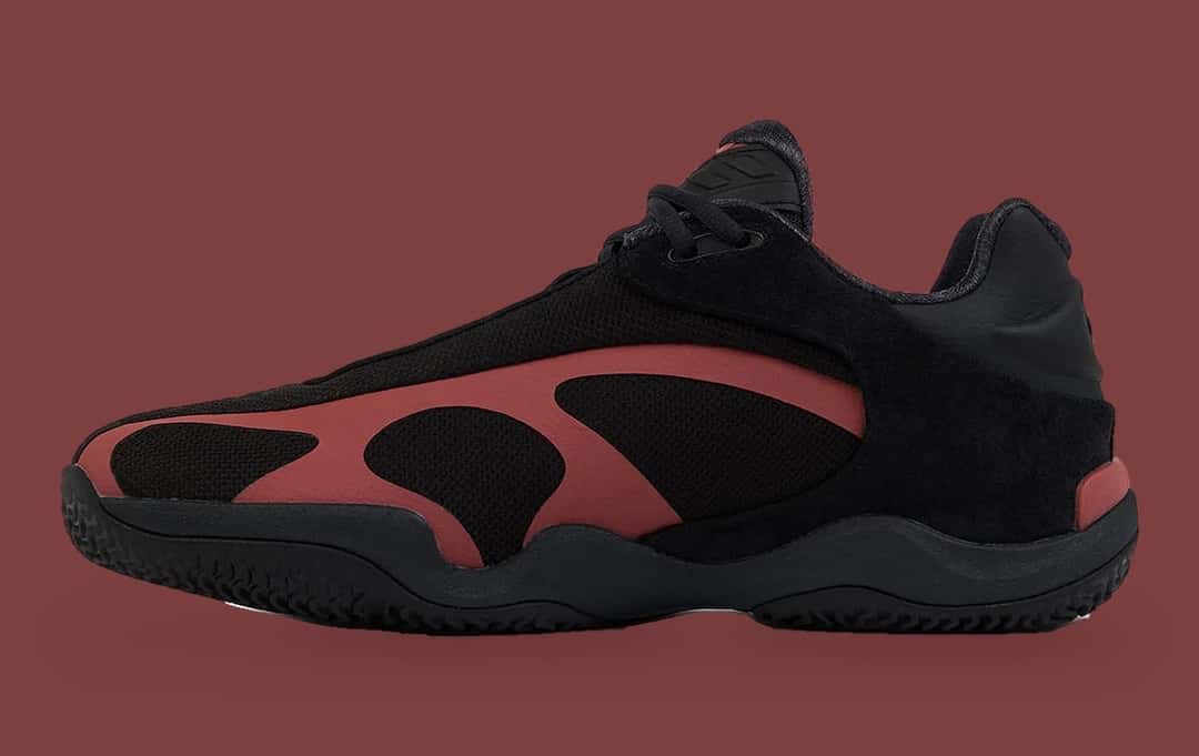 Lado interno de la New Balance Maxey V1 Red Rock, con los paneles rojos ondulados sobre la base negra