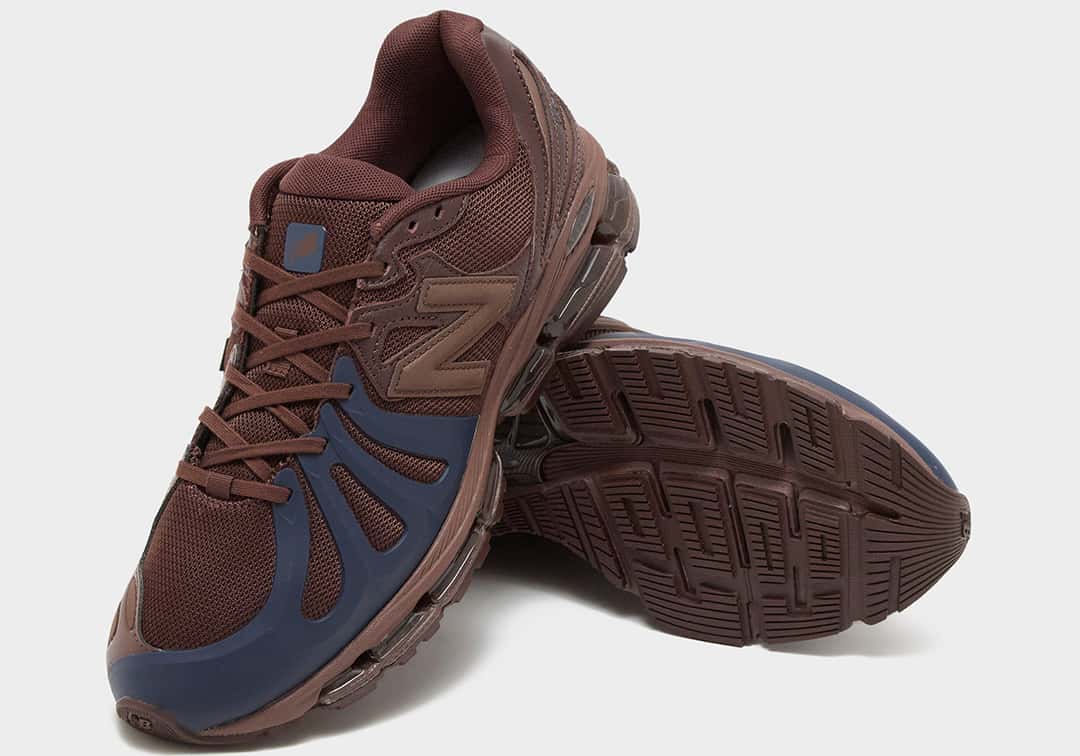 New Balance 1890P Brown/Navy visto desde arriba junto a la suela marrón del otro pie, con su dibujo de tracción segmentado, el upper de mesh marrón y la jaula azul marino en la puntera