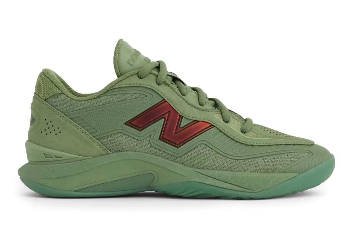 New Balance Kawhi 5 Oregano de perfil lateral sobre fondo blanco, toda en verde salvia, con mesh y paneles al tono, N grande metalizada en rojo cobrizo, cordones verdes y suela verde translúcida