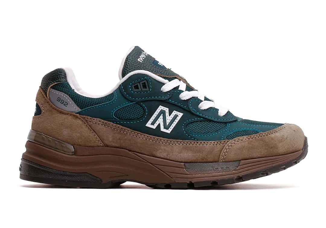 New Balance 992 Made in USA Medusa Green de perfil con la N blanca, malla verde, mudguard de gamuza marrón y suela marrón
