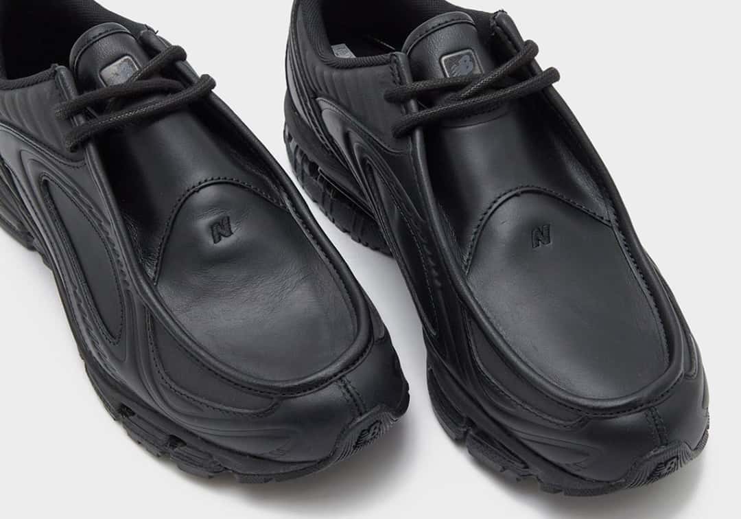 Detalle de la puntera de mocasín de la New Balance 1890A Black Leather, con la costura en relieve y la N bordada