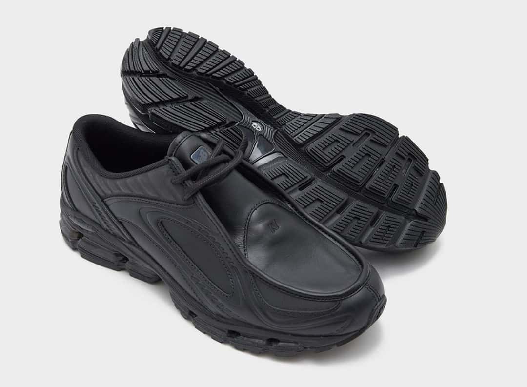 New Balance 1890A Black Leather con la suela a la vista, mostrando los surcos profundos de la goma negra