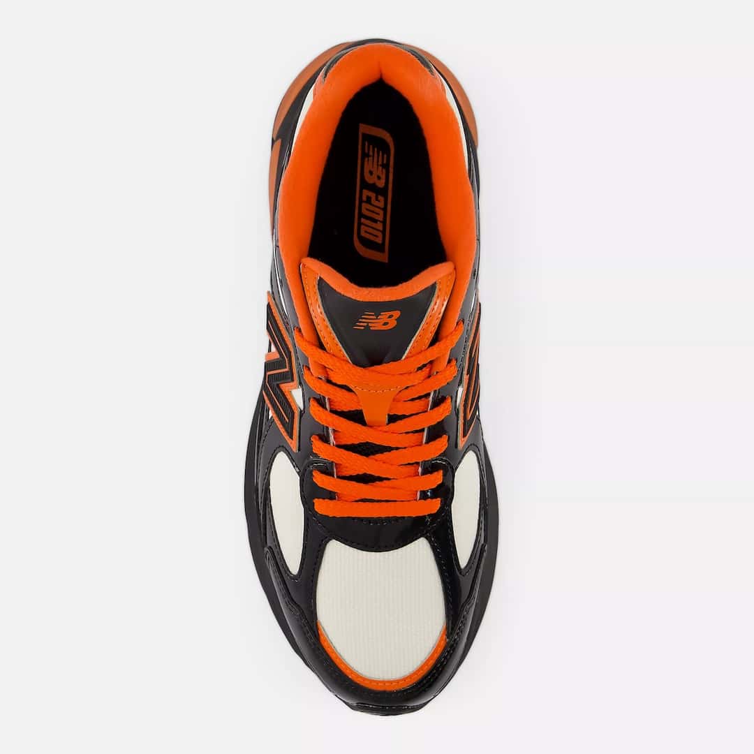 Vista desde arriba del New Balance 2010 Halloween, con cordones naranjas, forro del cuello naranja, plantilla negra con la inscripción NB 2010 en naranja y la puntera de malla crema rodeada de charol negro