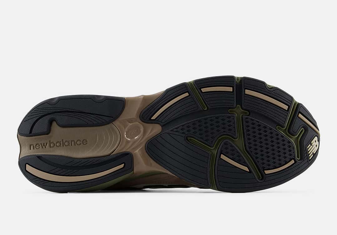Suela del New Balance 2010 GORE-TEX Light Mushroom en negro y verde oliva con el logo New Balance