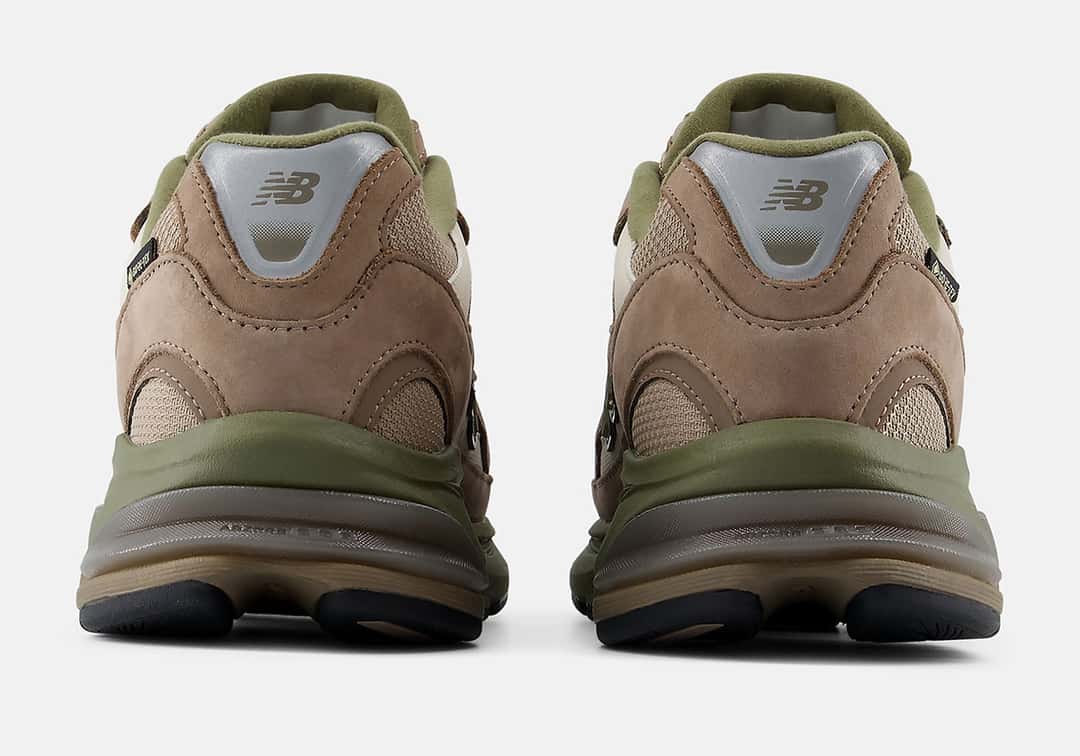 Talón del New Balance 2010 GORE-TEX Light Mushroom con el logo NB en el contrafuerte, gamuza beige y entresuela verde oliva