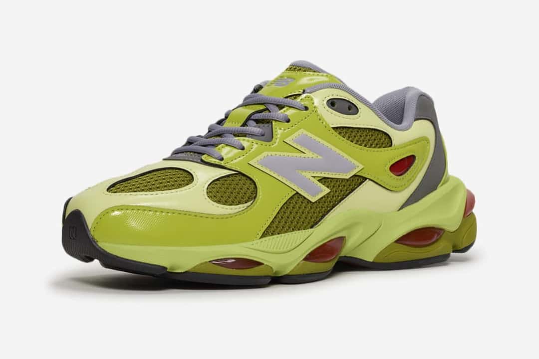 New Balance 983 Field Green Fennel Seed en vista de tres cuartos, con los cordones grises, la N gris en el lateral y el cuello en gris