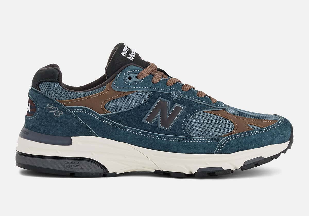 New Balance 993 Made in USA Shadow Blue de perfil, en gamuza y malla azul petróleo con refuerzos marrones, N gris oscuro y entresuela blanca