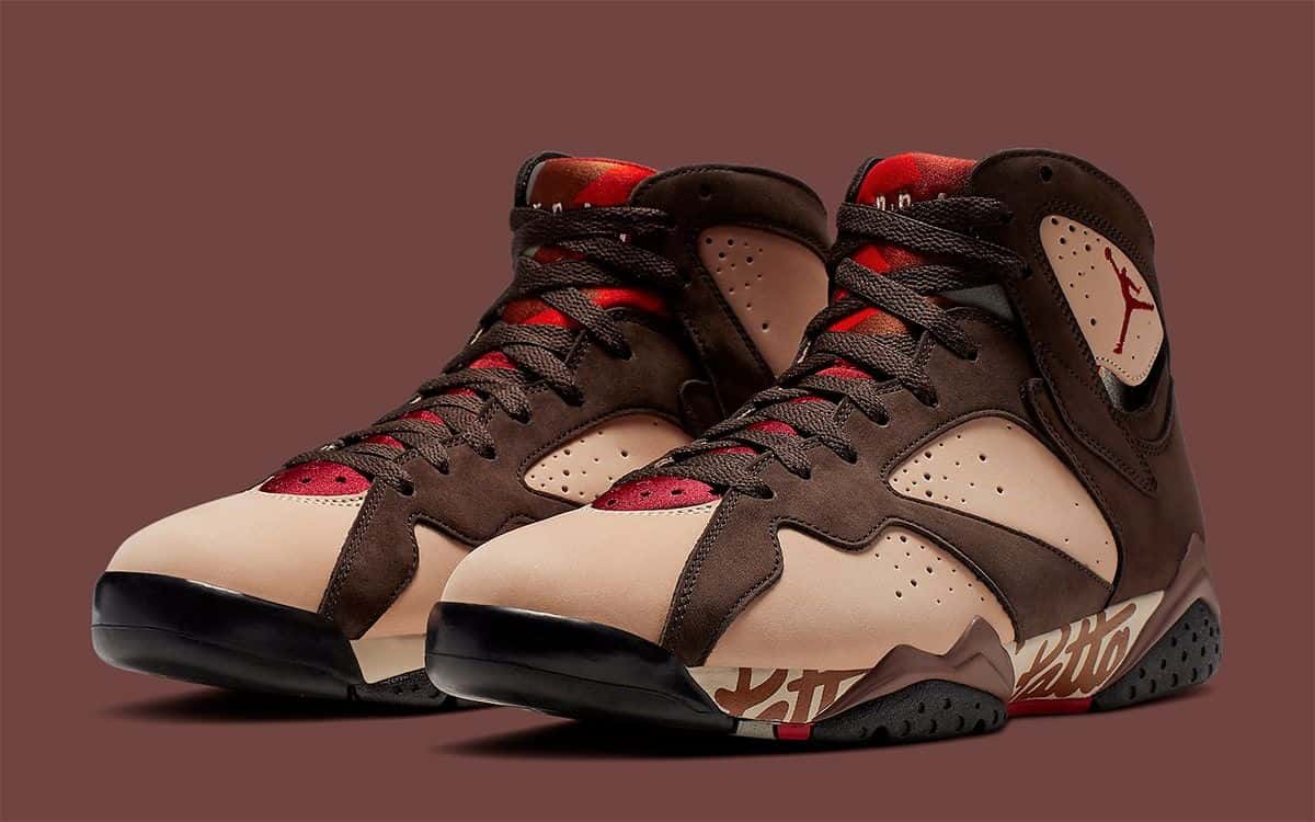 Foto de archivo: par de Patta x Air Jordan 7 Shimmer de 2019 sobre fondo marrón, con capellada rosada, overlays de nubuck marrón oscuro, detalles rojos y el logo de Patta en la entresuela