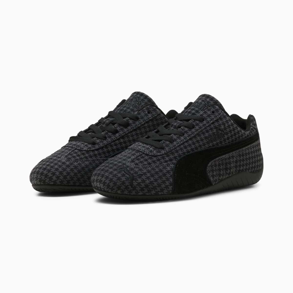 Par de PUMA Speedcat Tweeder con estampado pata de gallo gris y negro, Formstrip negro y suela negra, sobre fondo blanco
