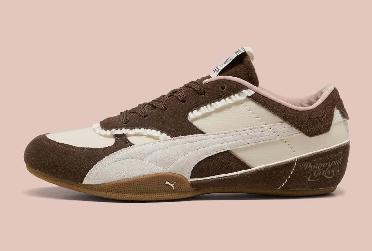 Puma Bella Mina x The Powerpuff Girls de perfil, con gamuza marrón, cuero blanco, Formstrip crema, volados blancos y suela color caramelo