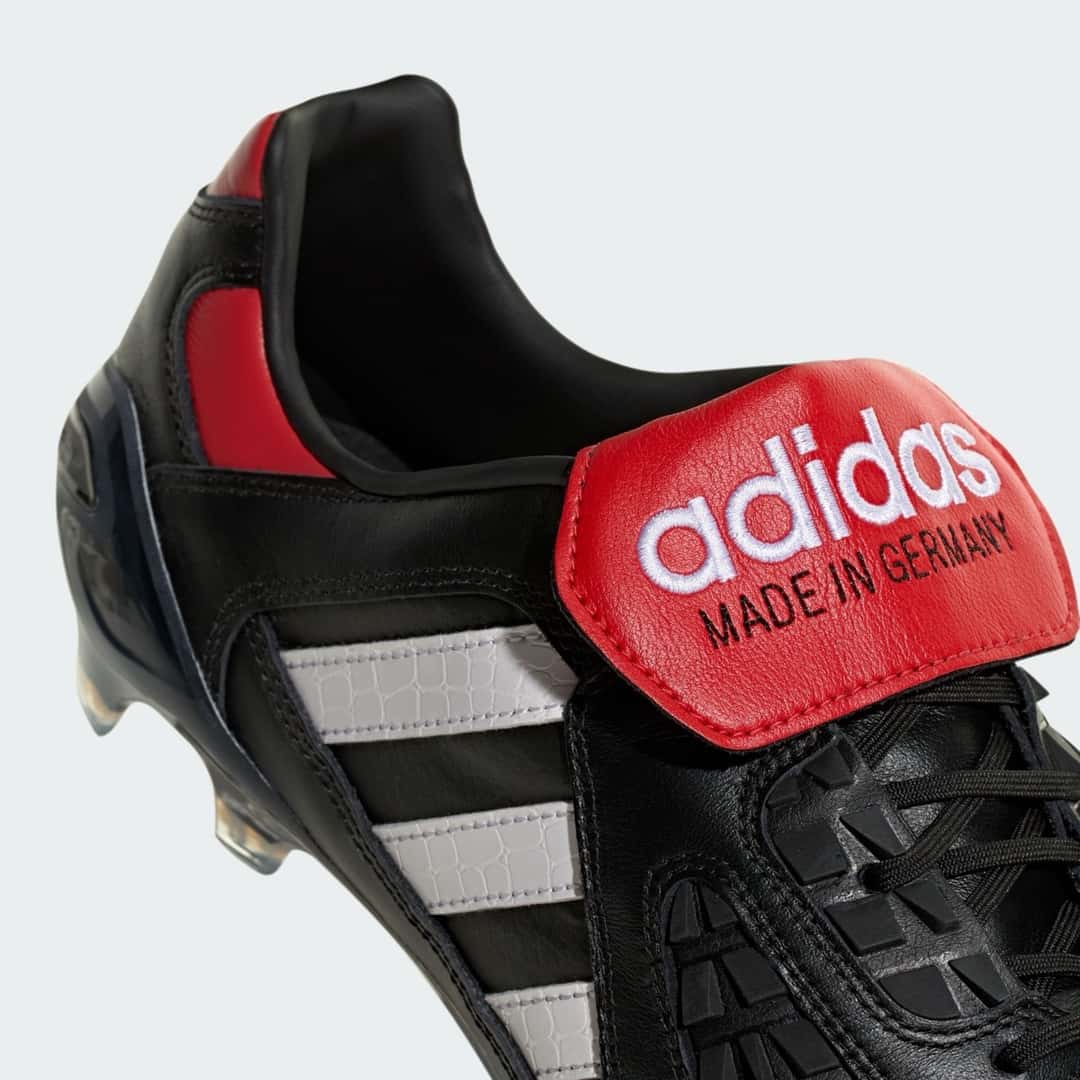 Detalle del adidas Predator Touch reedición 2026, con la lengüeta roja plegada que dice adidas Made in Germany y las tiras blancas