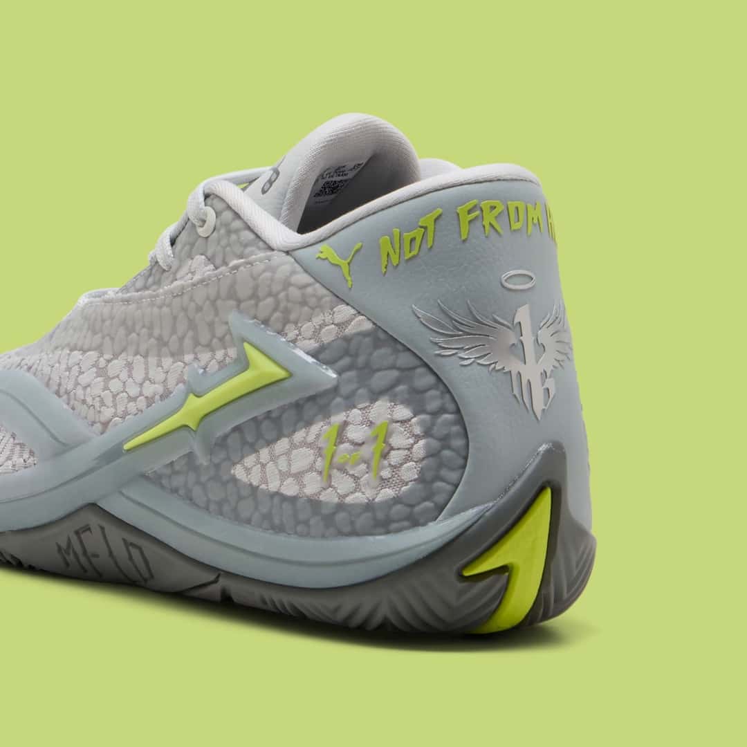 Detalle del talón del PUMA MB.06 Hills con la frase en verde lima, el logo de alas de LaMelo y el acento verde en la suela