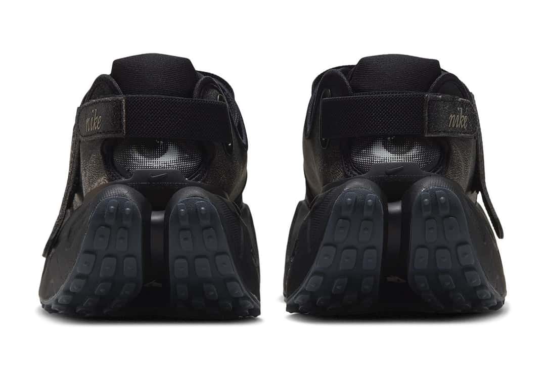 Talón de la Melitta Baumeister x Nike Rift Rocker negra, con el ojo de la diseñadora y la suela gruesa