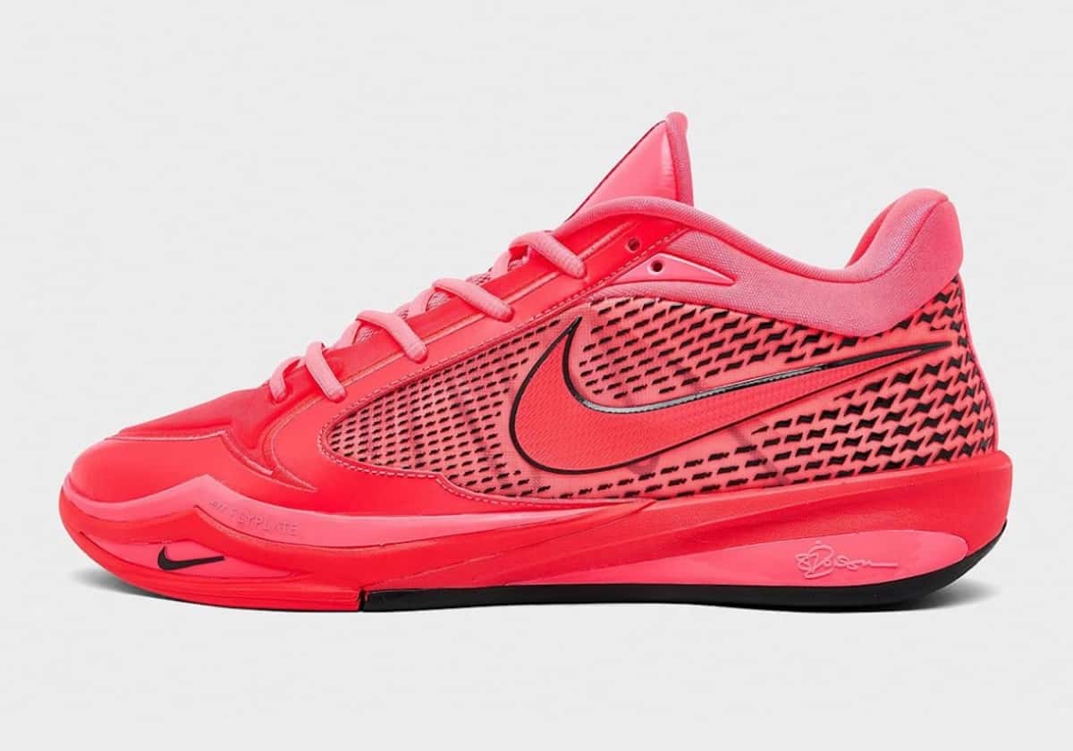 Nike Sabrina 4 Light Work de perfil lateral, todo en rojo y rosa intenso, con malla de dibujo negro en el lateral, Swoosh grande delineado en negro, la palabra FlyPlate en la mediasuela, un Swoosh chico negro en la puntera y la firma de Sabrina en el talón