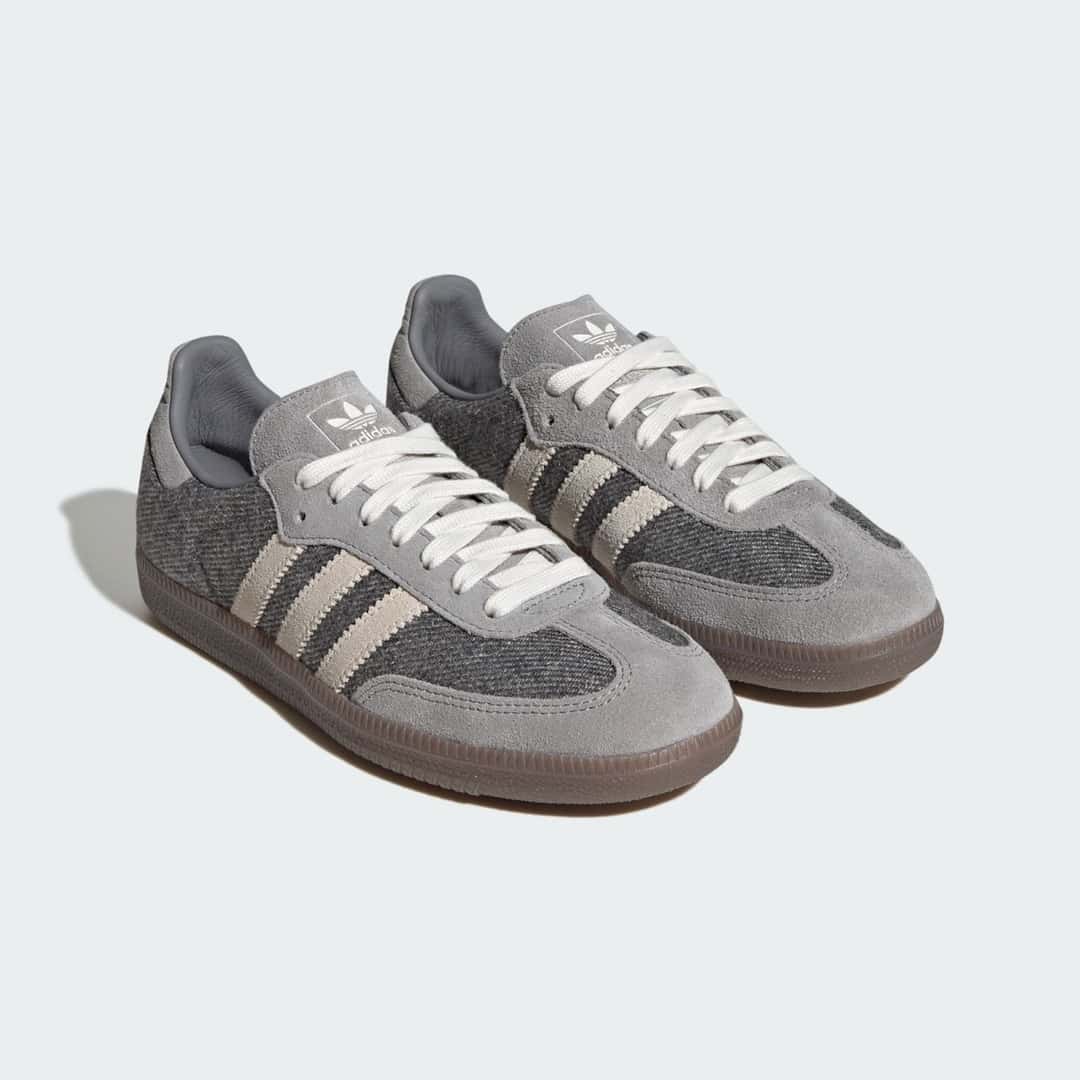Par de adidas Samba Slate de Molly-Mae con los dos cordones, uno crudo y uno gris, pasados juntos por los ojales