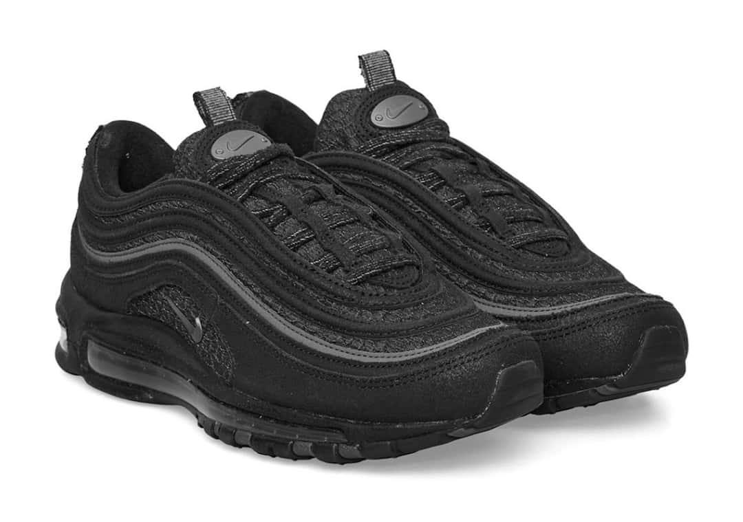 Par de Slam Jam x Nike Air Max 97 de frente, todo en negro, con las líneas grises de la capellada y la lengüeta con el logo de Nike