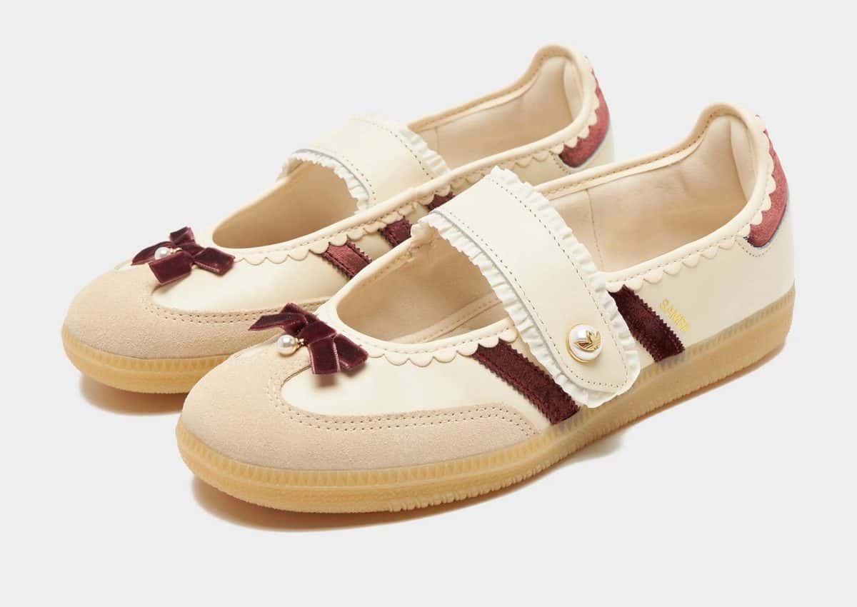 Par de adidas Samba Jane Bow color crema con franjas bordó, moño de terciopelo bordó en la punta, correa con volado y botón tipo perla