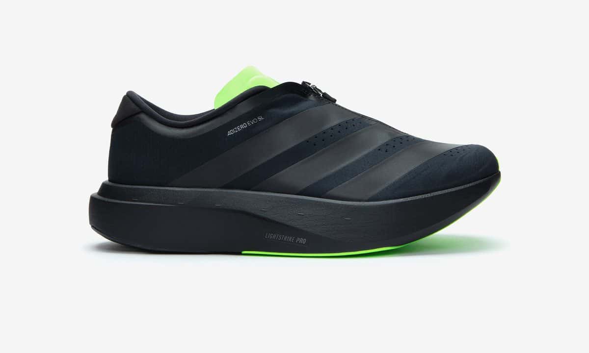 Sneakersnstuff x adidas Adizero Evo SL Zip de perfil, negra con tres tiras en negro mate y verde fluo en el talón y la suela