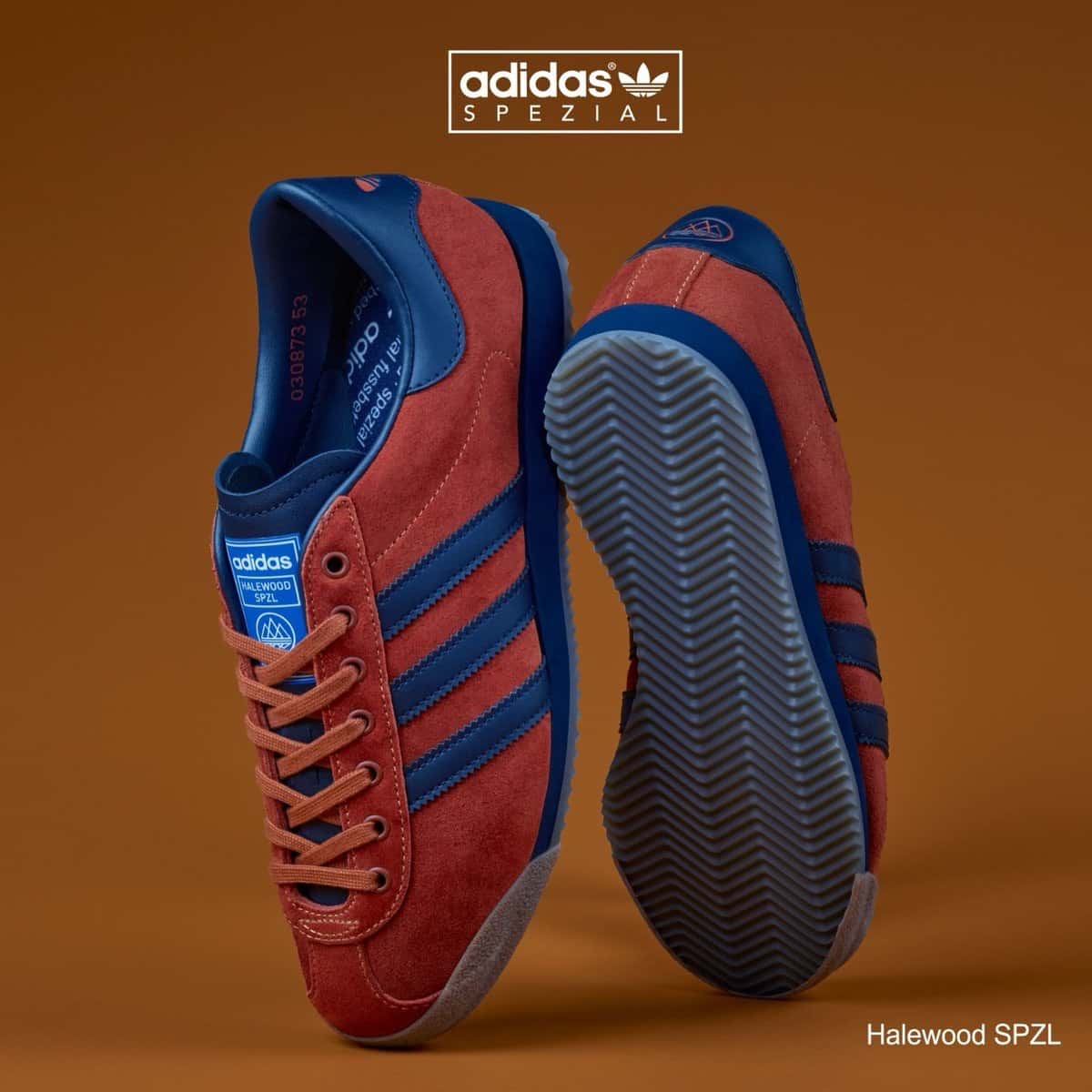 Par de adidas Halewood SPZL en gamuza color óxido con las tres tiras azul marino y suela de goma, sobre fondo marrón