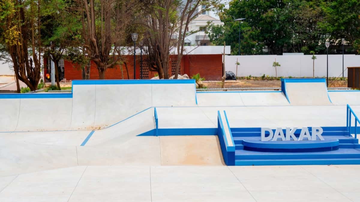 El skatepark de street construido para Dakar 2026 en el Complexe Tour de l'Œuf, con rampas blancas, bordes azules y un cartel que dice DAKAR sobre una escalera