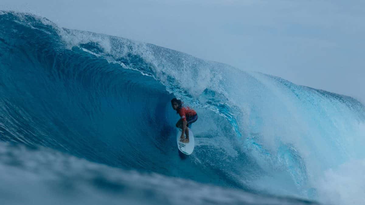 John Mark Tokong, con lycra roja, agachado dentro de un tubo azul en Cloud 9, Siargao (foto de archivo)