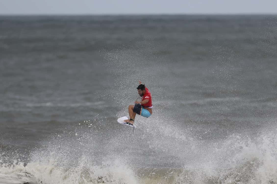 Foto de archivo: Ítalo Ferreira, con la lycra roja de Brasil, vuela sobre la espuma en un aéreo durante los Juegos Olímpicos de Tokio 2020