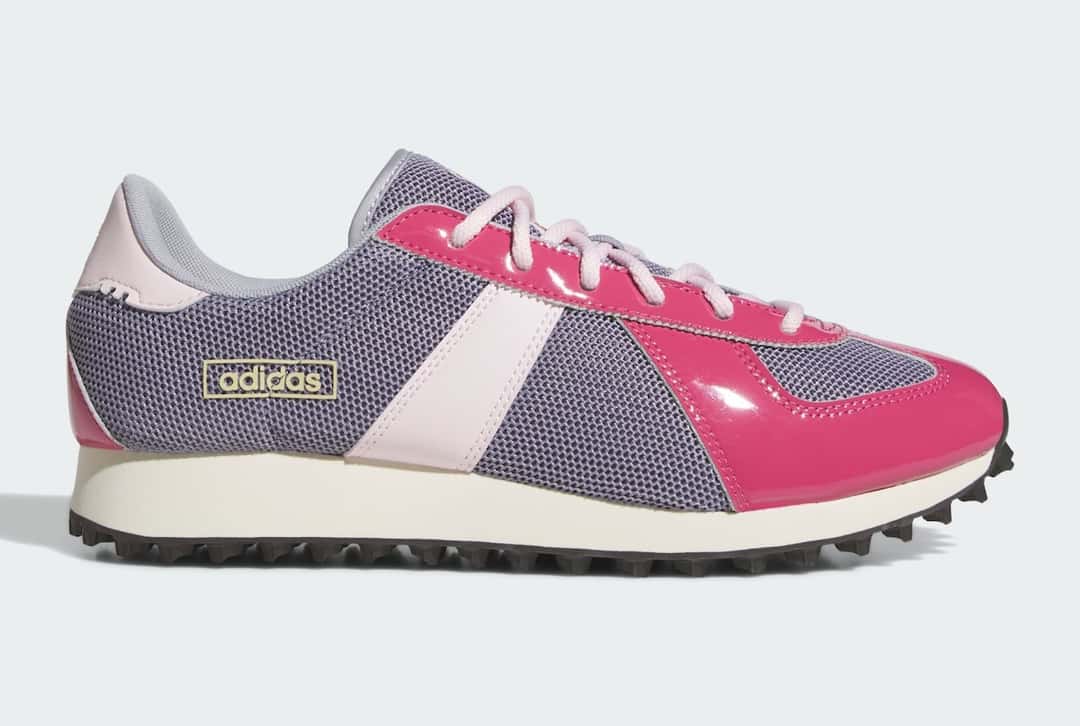 Adidas BW Run de The Whitaker Group de perfil sobre fondo gris claro, con malla gris violácea, puntera y talón de charol fucsia, franja lateral rosa clara, logo adidas dorado y suela con tacos negros