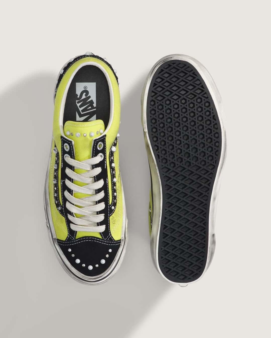 Vista desde arriba y desde abajo de la Vans Old Skool 36 Pearlized Lime Pop, con la lengüeta, los cordones blancos y la suela waffle negra