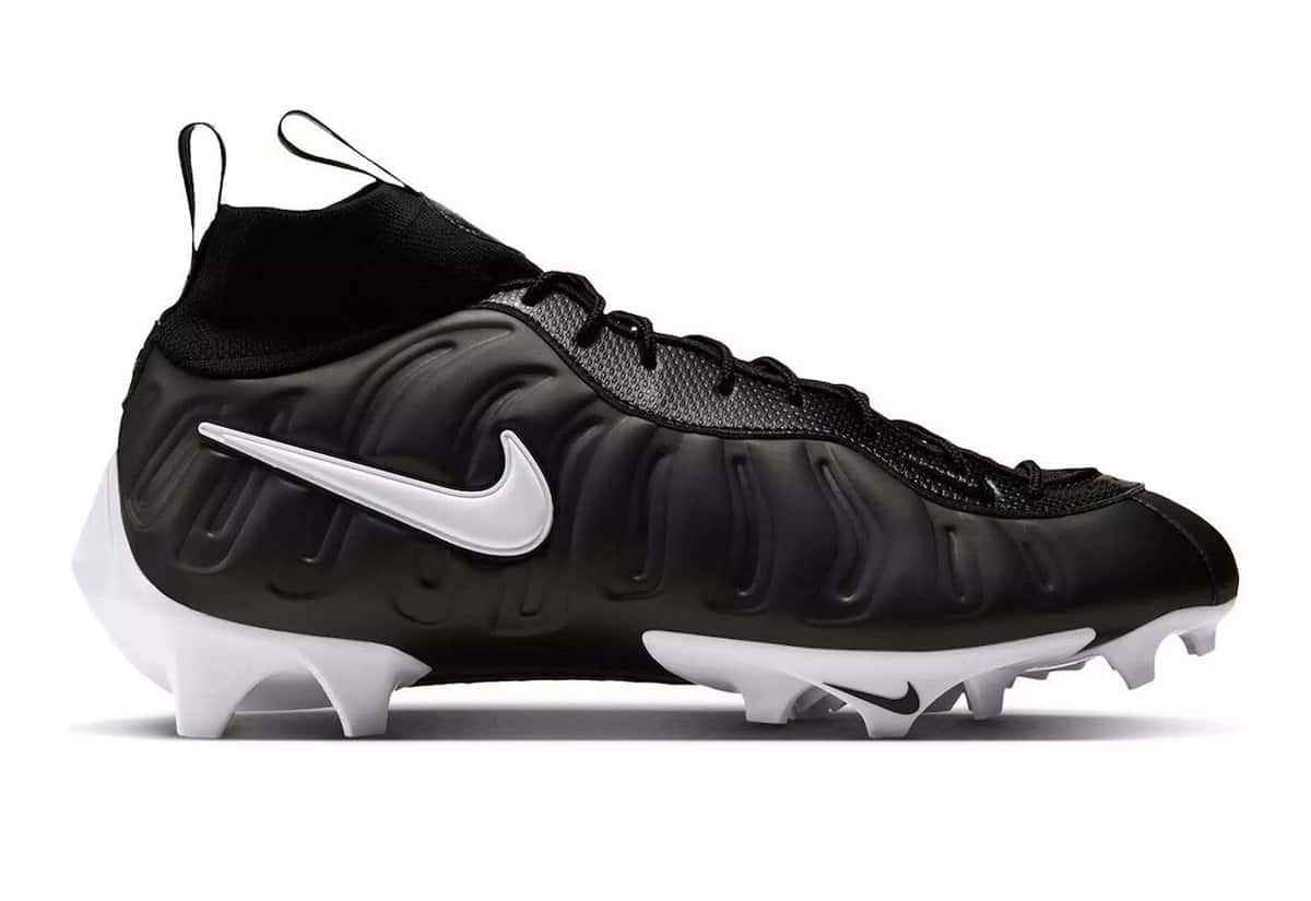 Botín Nike Vaporposite Pro Dr. Doom de perfil, con capellada negra estilo Foamposite, cuello de tejido, Swoosh blanco y base de tapones blanca