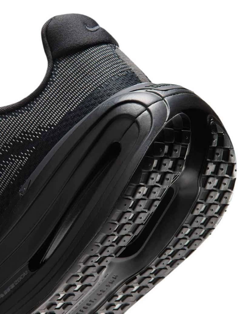 Talón de la Nike Vomero Premium SP Skeleton con la entresuela negra alta y la suela con relieve