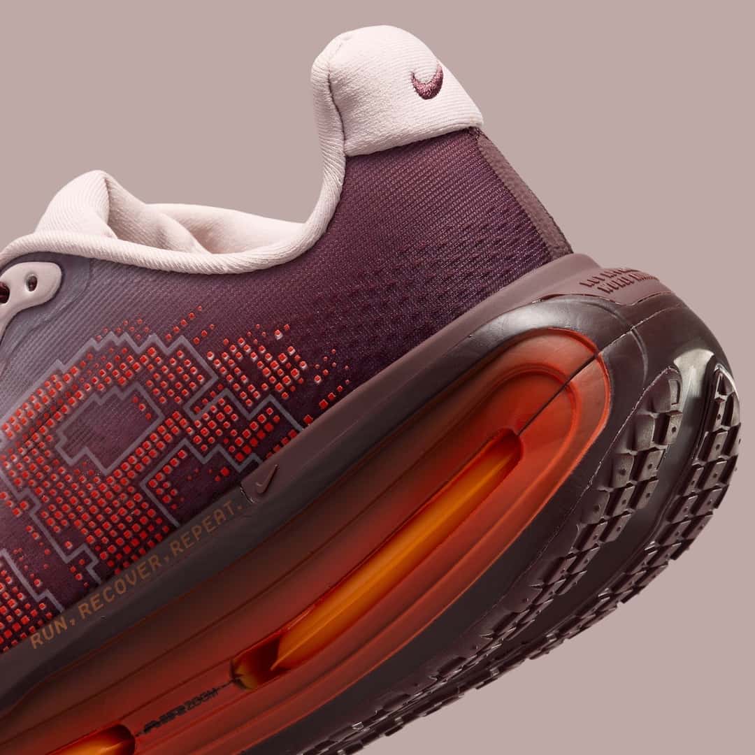 Detalle del talón de la Nike Vomero Premium Shanghai, con la frase Run, Recover, Repeat sobre la suela y la unidad Air naranja