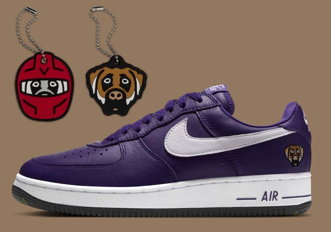Nike Air Force 1 '01 Court Purple de Victor Victor de perfil, junto a los dos llaveros de goma: uno rojo con casco y otro con la cara del perro del sello