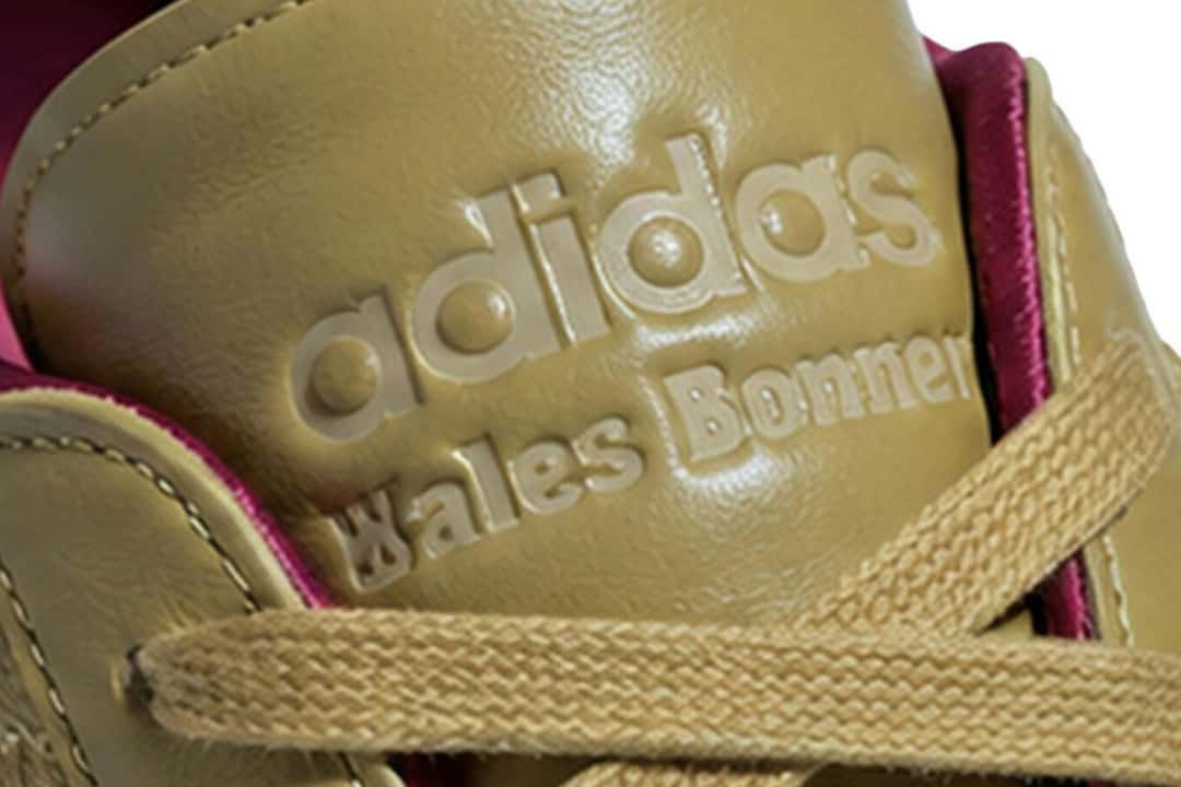 Detalle de la lengüeta de la adidas BW Army caqui de Wales Bonner, con los logos de adidas y Wales Bonner grabados en el cuero