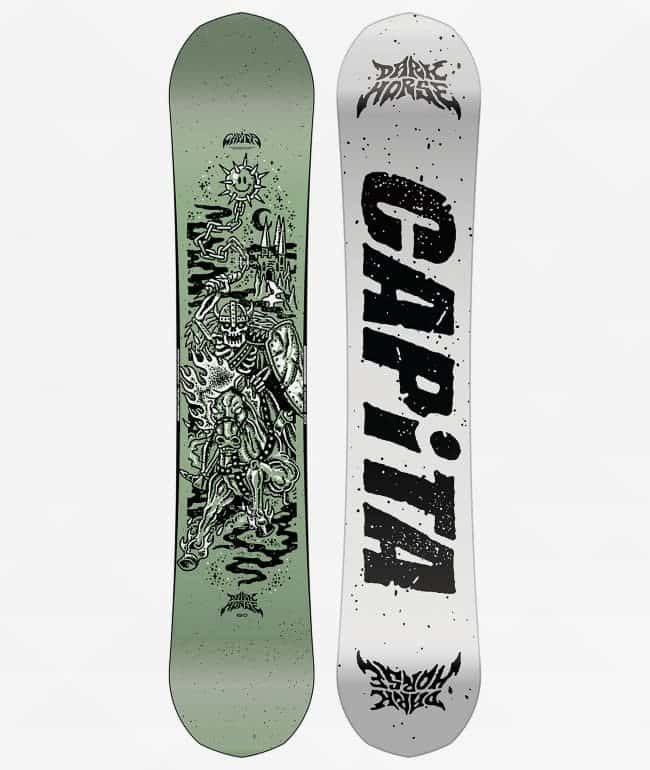 Tabla de snowboard Capita Dark Horse 2026 con ilustración de un esqueleto con armadura a caballo sobre fondo verde, junto a su base clara con el logo Capita en negro
