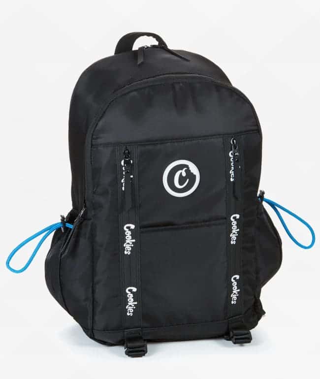 Mochila Cookies Charter negra con logo circular blanco, cintas con la marca y cordones azul claro