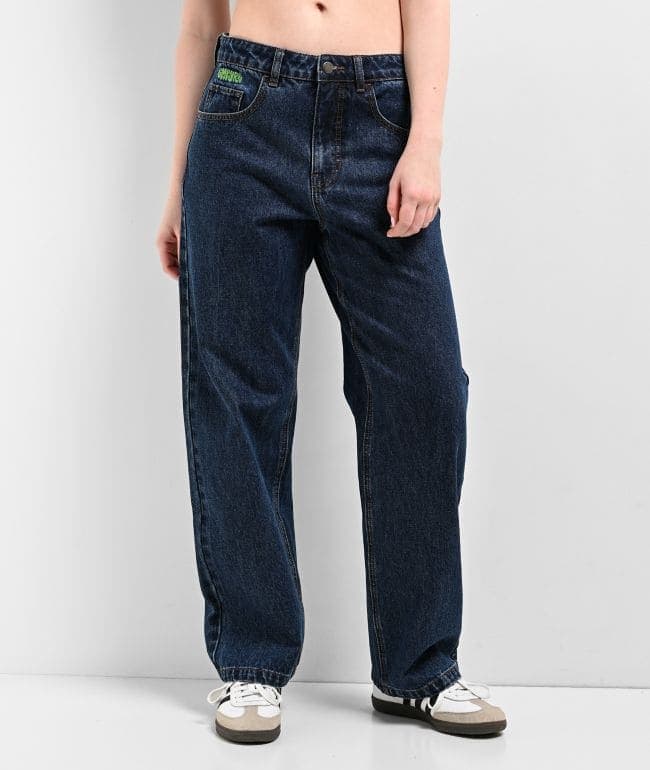 Jeans Empyre Loiter de denim azul oscuro, con pierna recta holgada y bordado verde de la marca junto al bolsillo pequeño