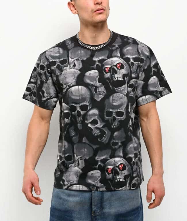 Playera Famous Stars & Straps Skulls negra de corte boxy con calaveras grises y logos F rojos en los ojos