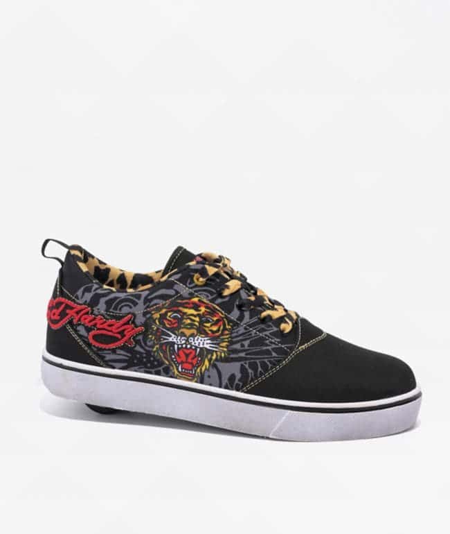 Tenis Heelys x Ed Hardy Pro 20 para niños en negro con tigre de tatuaje, logo rojo bordado y agujetas de leopardo