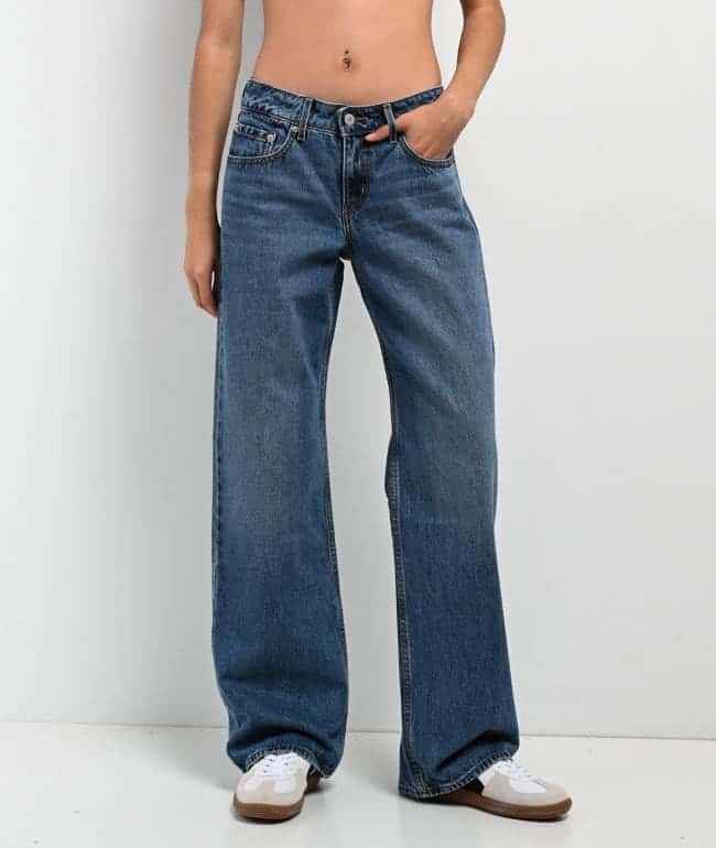 Jeans Levi's Low Loose Straight de tiro bajo y pierna recta holgada en lavado azul medio, vista frontal