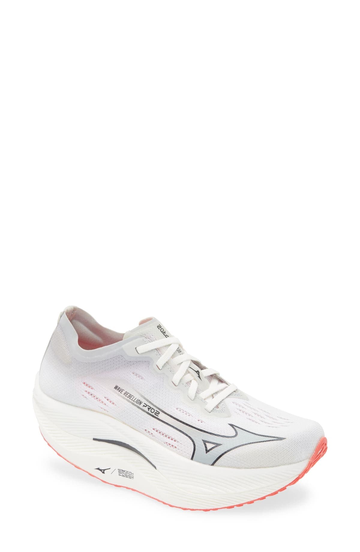 Zapatilla de running Mizuno Wave Rebellion Pro 2 blanca con logo gris, perforaciones con detalles coral y mediasuela alta con borde coral