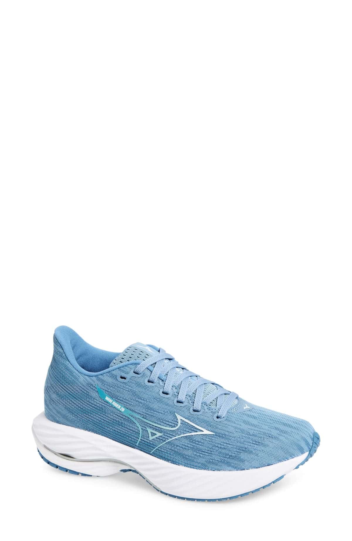 Zapatilla de running Mizuno Wave Rider 28 celeste con capellada de malla jaspeada, logo blanco y mediasuela blanca ondulada