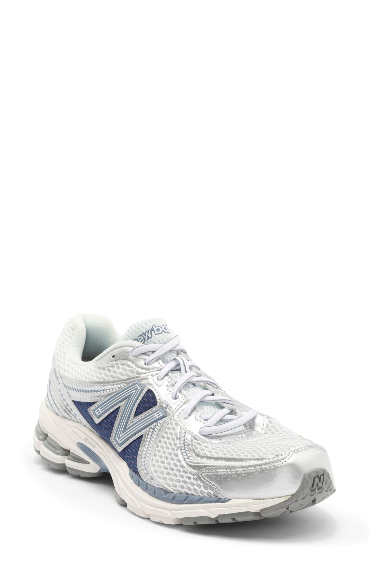 Zapatilla New Balance 860v2 de malla blanca con refuerzos plateados metalizados, N celeste sobre panel índigo y mediasuela blanca